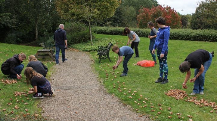 Students plant bulbs at Weldmar Hospicecare in Dorchester
