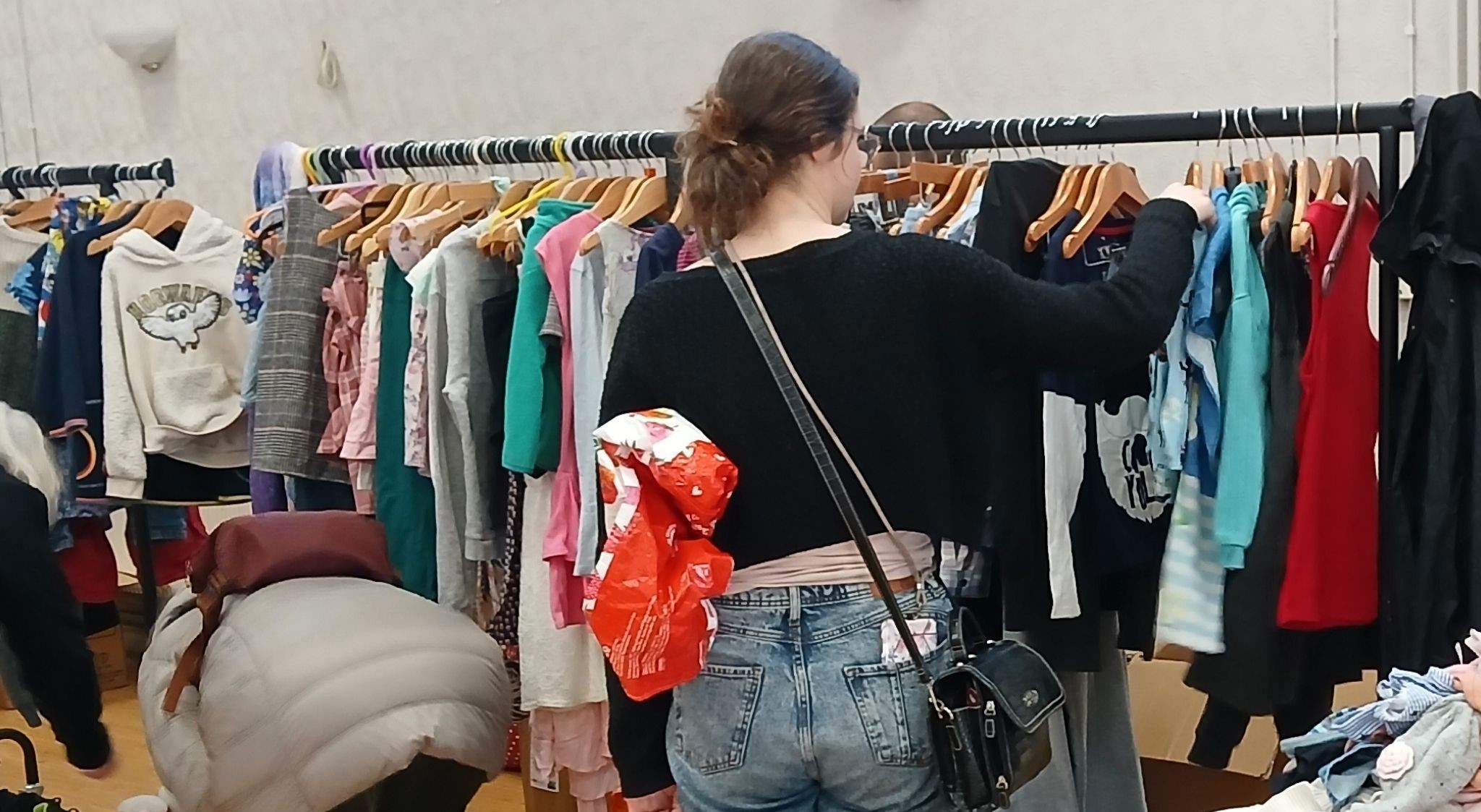 Grant to bring fresh fruit and free clothes to children